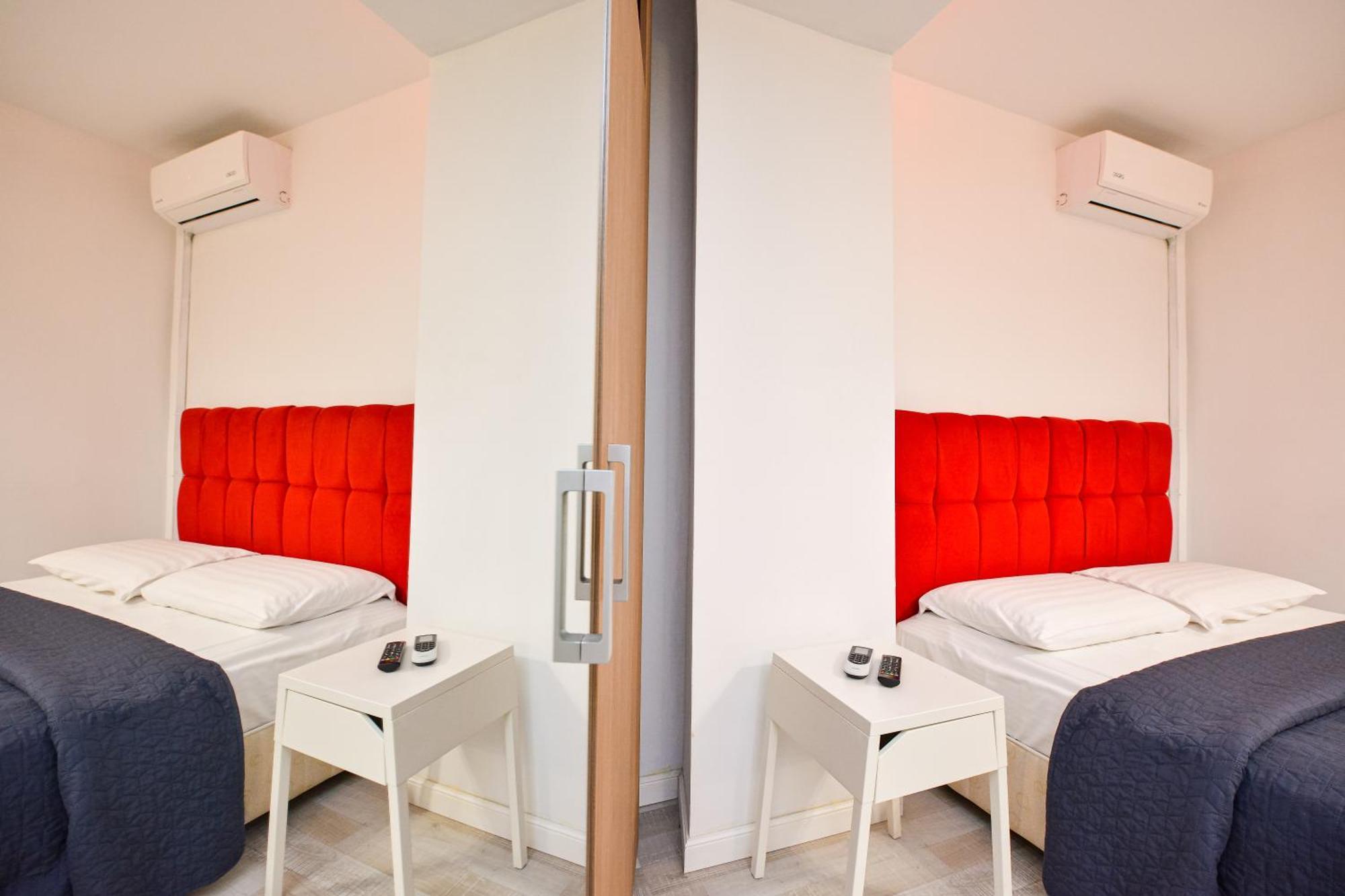 Dracula Adventure Tours Accommodation Bukarest Exterior foto