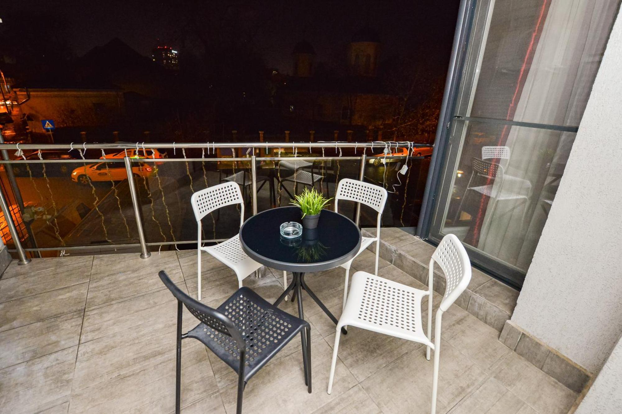 Dracula Adventure Tours Accommodation Bukarest Exterior foto