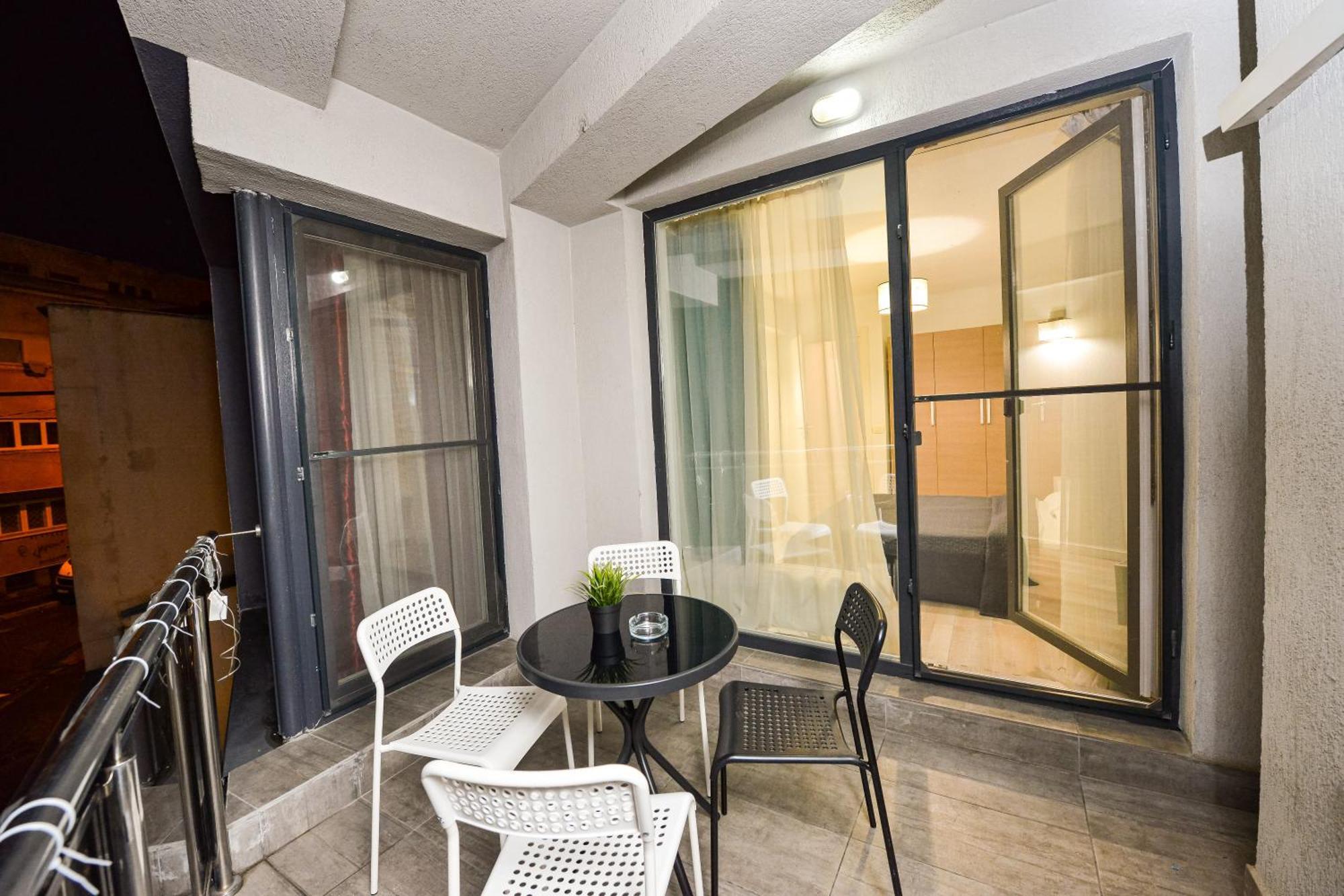 Dracula Adventure Tours Accommodation Bukarest Exterior foto