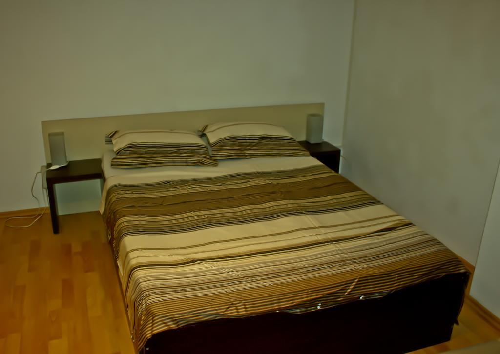 Dracula Adventure Tours Accommodation Bukarest Exterior foto